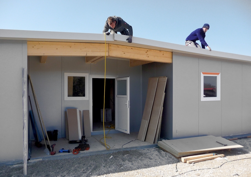 Temporary Home Waldneukirchen: Hauspaneele dienen ebenso als Dachverkleidung
