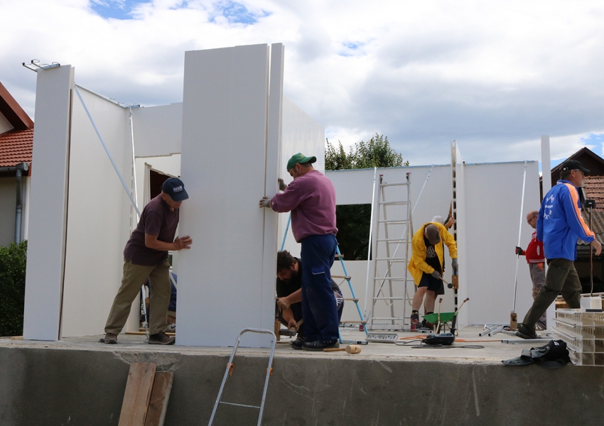 Construcción sencilla de muros con el sistema de casas ClipPlus.