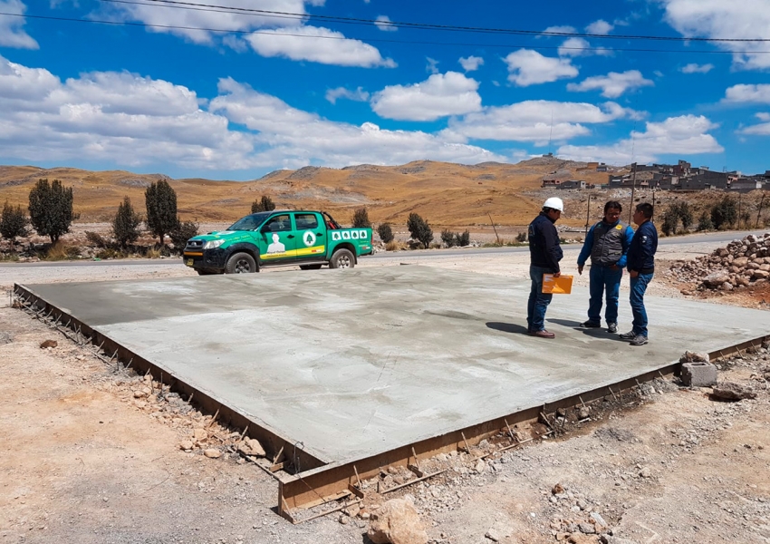 Tag 1-2: Die Bodenplatte aus Beton bildet das Fundament des Hauses.