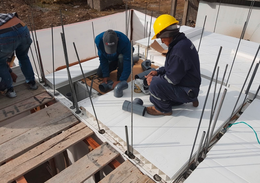 Tag 7-11: Die Zwischendecke für den Aufbau des zweiten Stockes wird eingezogen. 