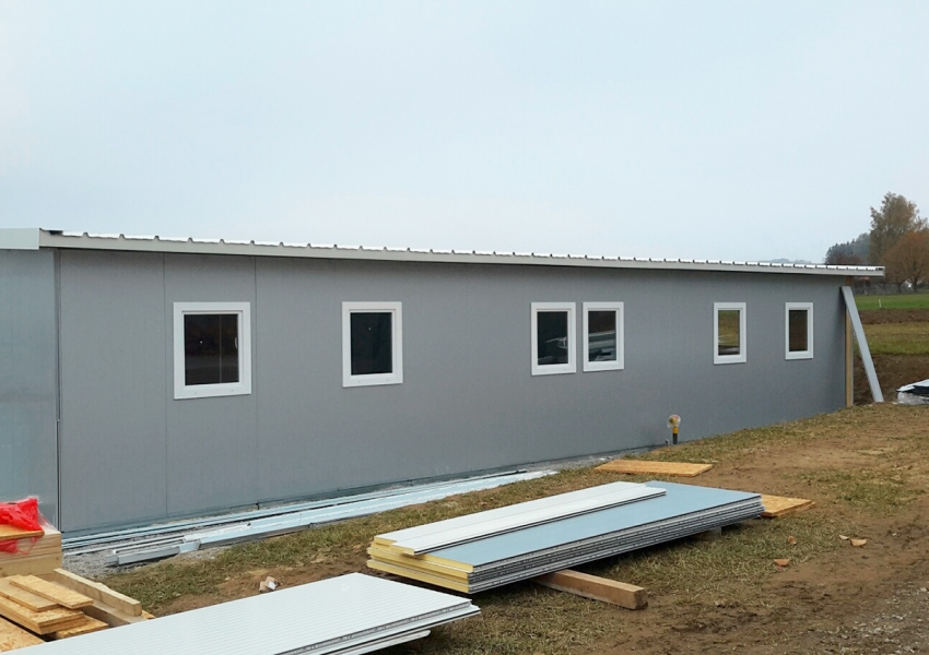 Temporary Home Bad Leonfelden: Simple installation of the house panels in lightweight construction