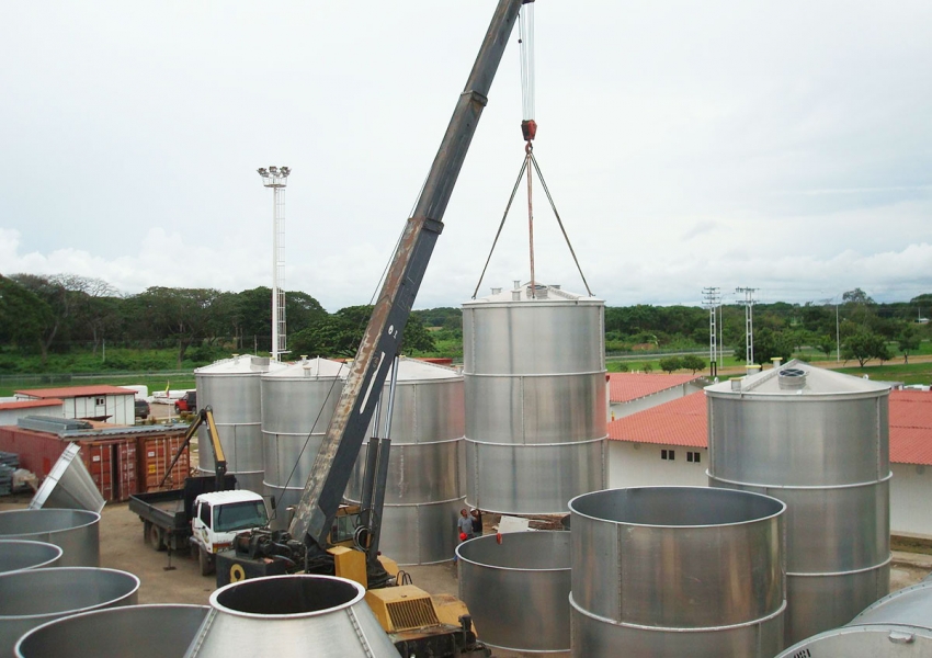 Montaje y soldadura in situ de los silos de materias primas