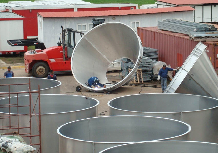 Montaje y soldadura in situ de los silos de materias primas