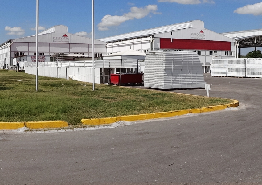 Producción de perfiles para casas y ventanas en Biruaca, Venezuela